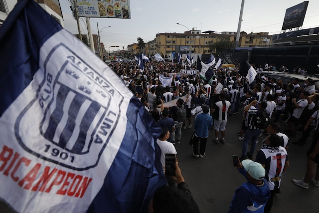 Hinchas de Alianza Lima y su aliento previo a la final con Universitario. (Foto: Julio Reaño/@Photo.gec)