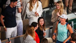 Emotivo encuentro: Swiatek ganó el Roland Garros y recibió felicitación de Lewandowski