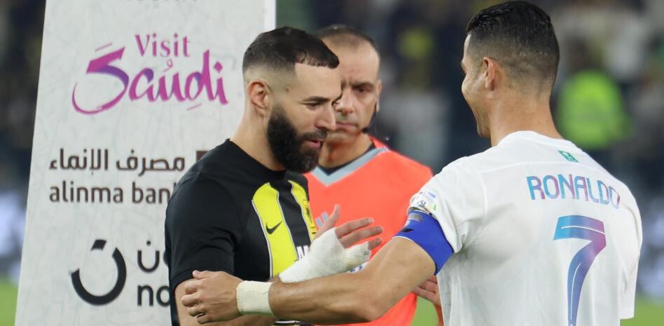 Cristiano y Benzema, excompañeros en Real Madrid, se encontraron en Arabia. (Foto: Getty)