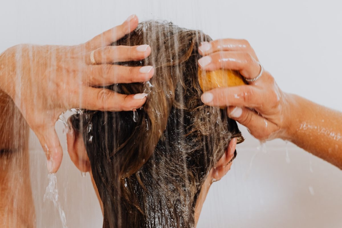 Siguiendo estos trucos lograrás que tu cabello se ensucie menos y no deje de brillar. (Foto: Pexels)