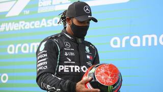El momento emotivo del día: Lewis Hamilton recibió el casco de Michael Schumacher de manos de su hijo [FOTO]
