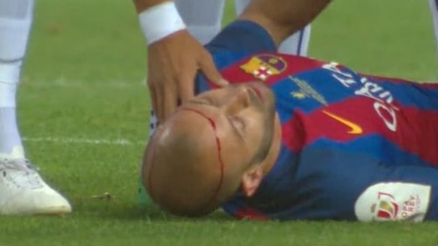 Terrible golpe: Mascherano salió cambiado por un choque de cabezas en la Copa del Rey [VIDEO]