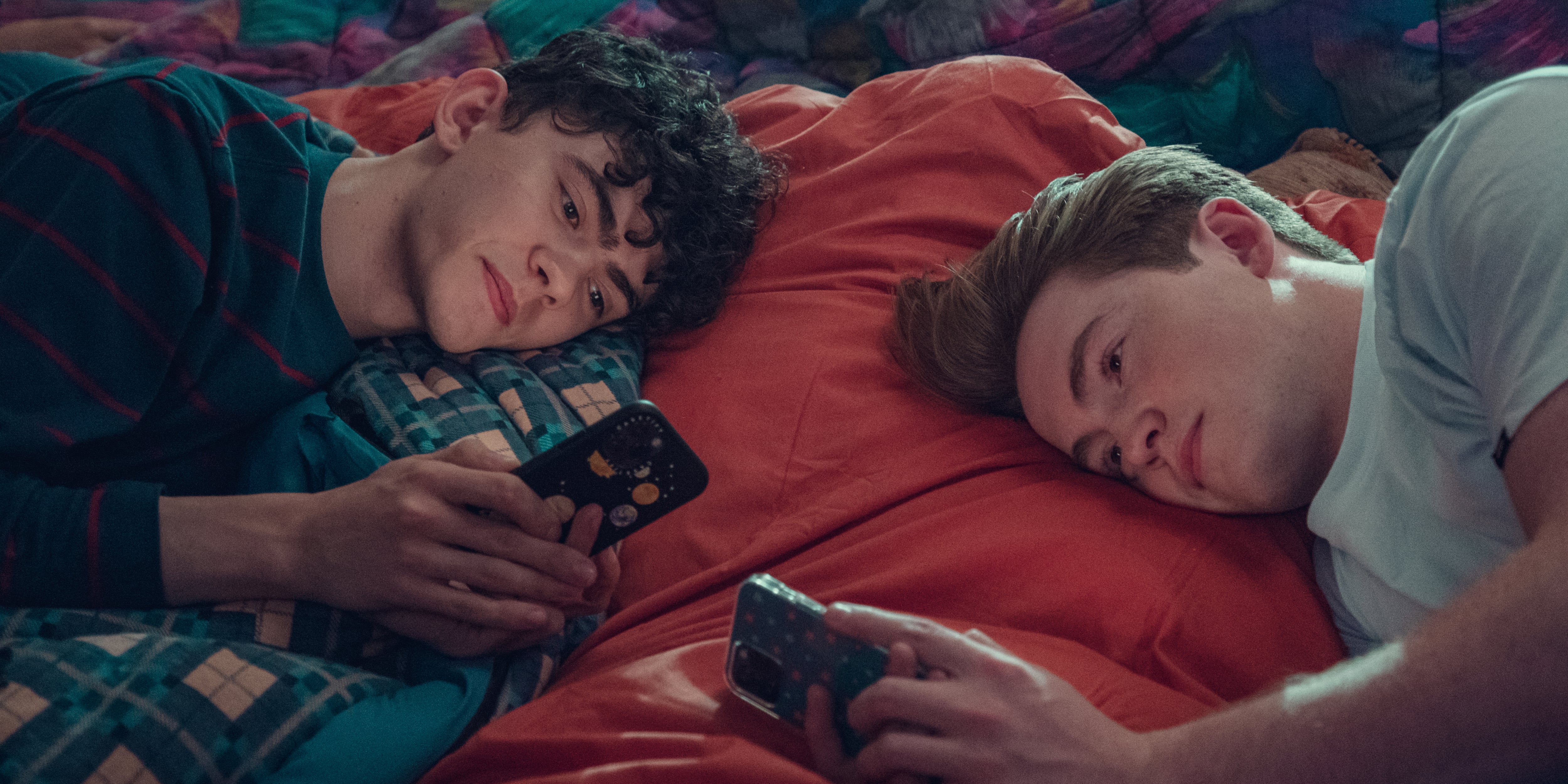 En la temporada 2 de "Heartstopper", Charlie le confesó a Nick que no come pues considera que es lo único que puede controlar en su vida (Foto: Netflix)