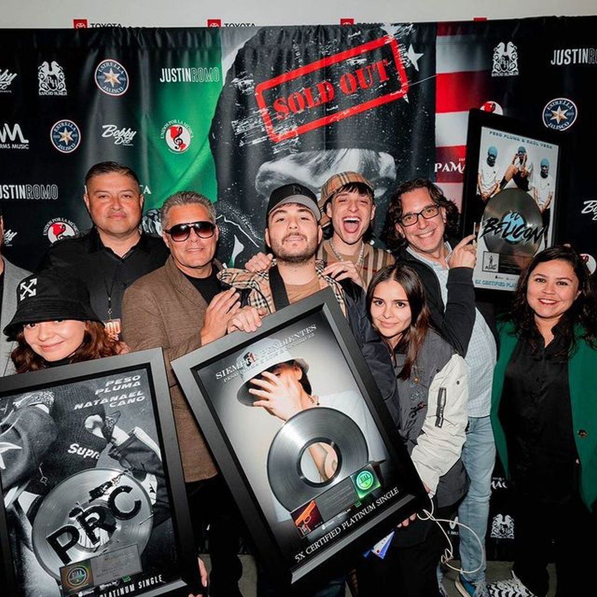 Tito junto a todo el equipo que trabaja junto a "Peso Pluma" (Foto: Tito Laija / Instagram)