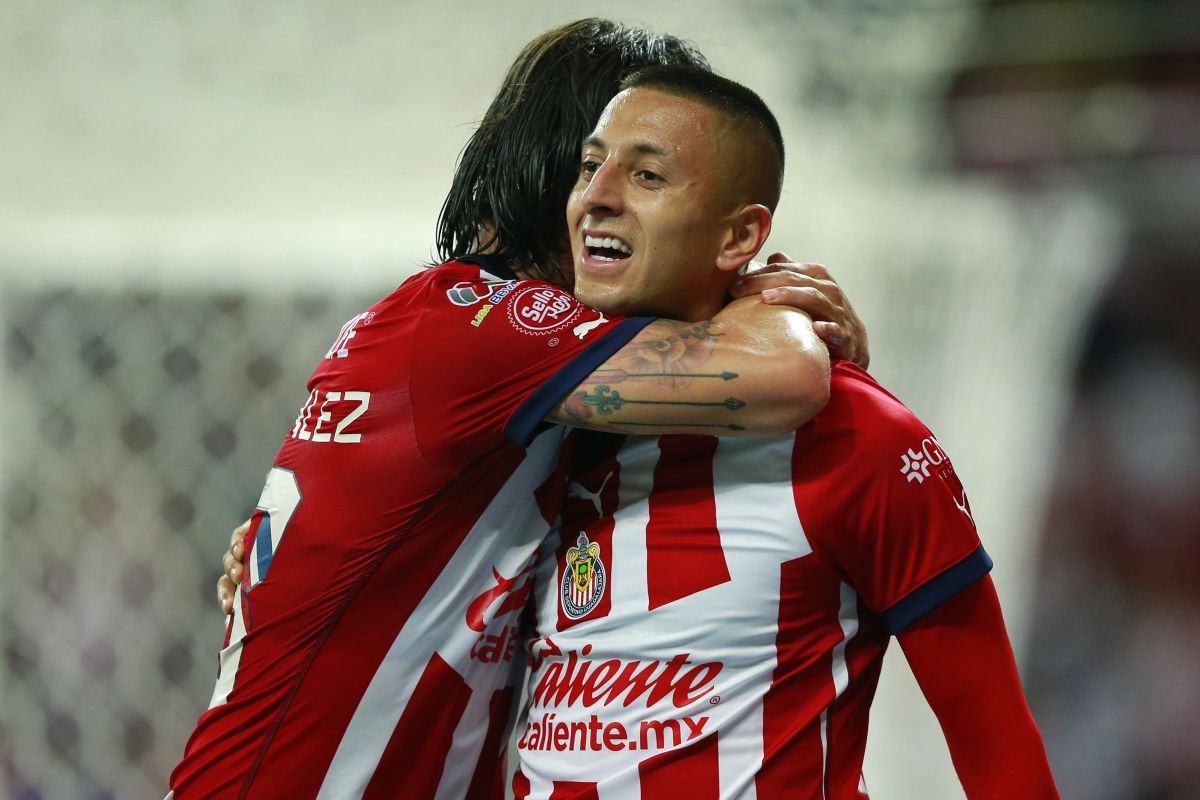 Roberto Alvarado del Guadalajara celebra hoy con sus compañeros tras anotar contra el Tijuana, durante un partido por la jornada 5 del torneo Apertura 2023 de la Liga MX, en el Estadio Akron en Guadalajara, Jalisco (Foto: EFE/ Francisco Guasco)