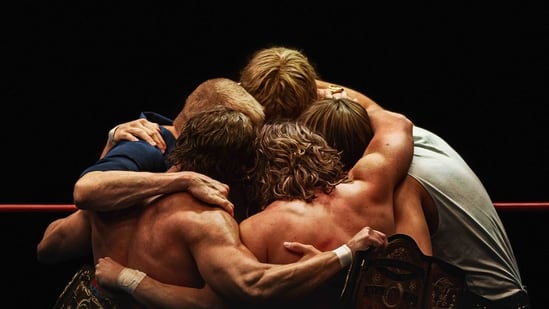 La familia Von Eirich celebra una victoria en la película "The Iron Claw" (Foto: A24)