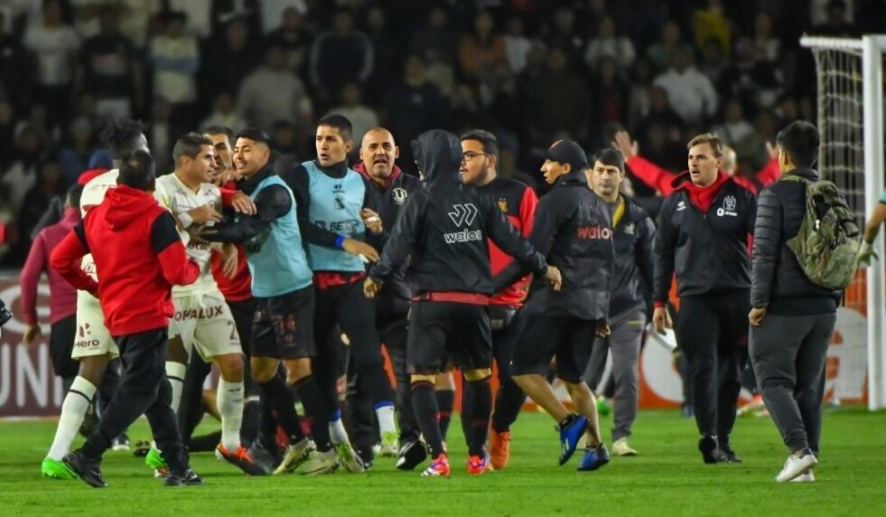 Universitario y Melgar protagonizaron una pelea en el Monumental de la UNSA. (Foto: Agencias)