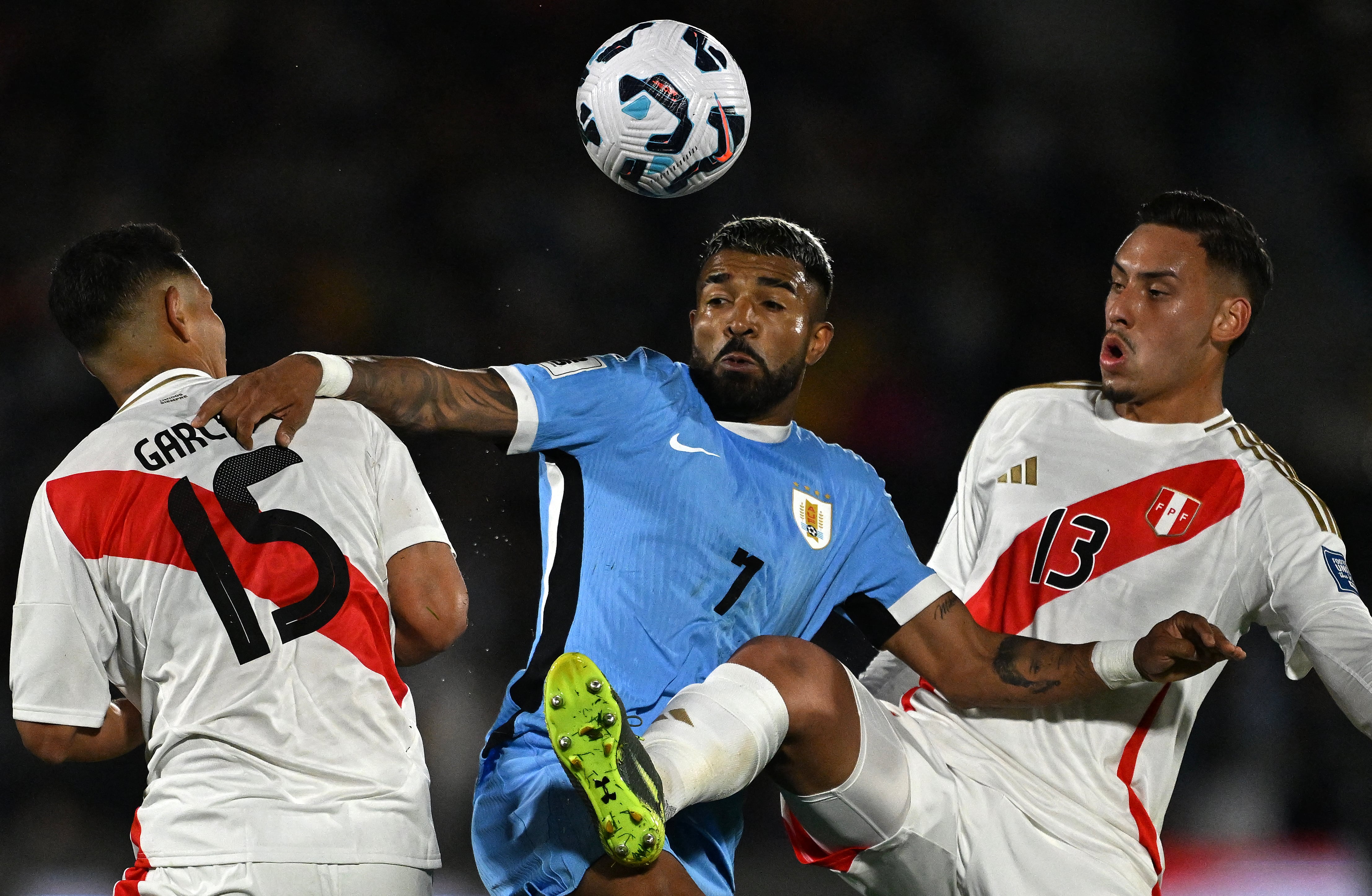 Perú cayó 3-0 ante Uruguay y quedó eliminado. (Foto: AFP)