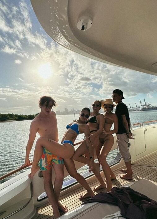 Nadia Ferreira y Marc Anthony, junto a sus amigos Greeicy y demás (Foto: Greeicy / Instagram)