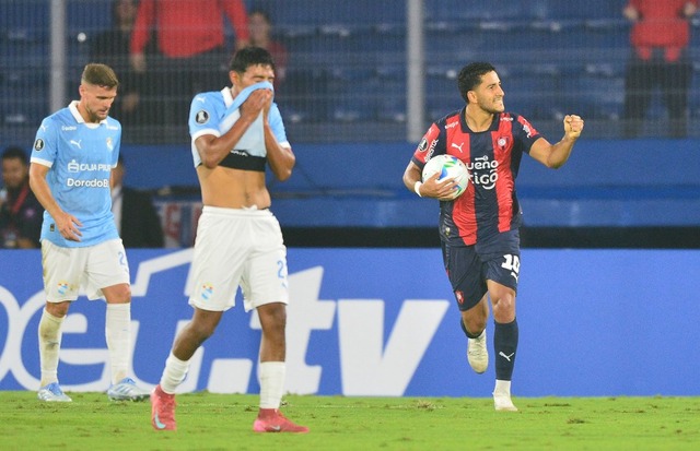 Cerro Porteno's forward #10 Cecilio Dominguez celebrates scoring his team's first goal during the Copa Libertadores group stage football match between Paraguay's Cerro Porteno and Peru's Sporting Cristal at the La Nueva Olla stadium in Asuncion, on April 24, 2025. (Photo by DANIEL DUARTE / AFP)