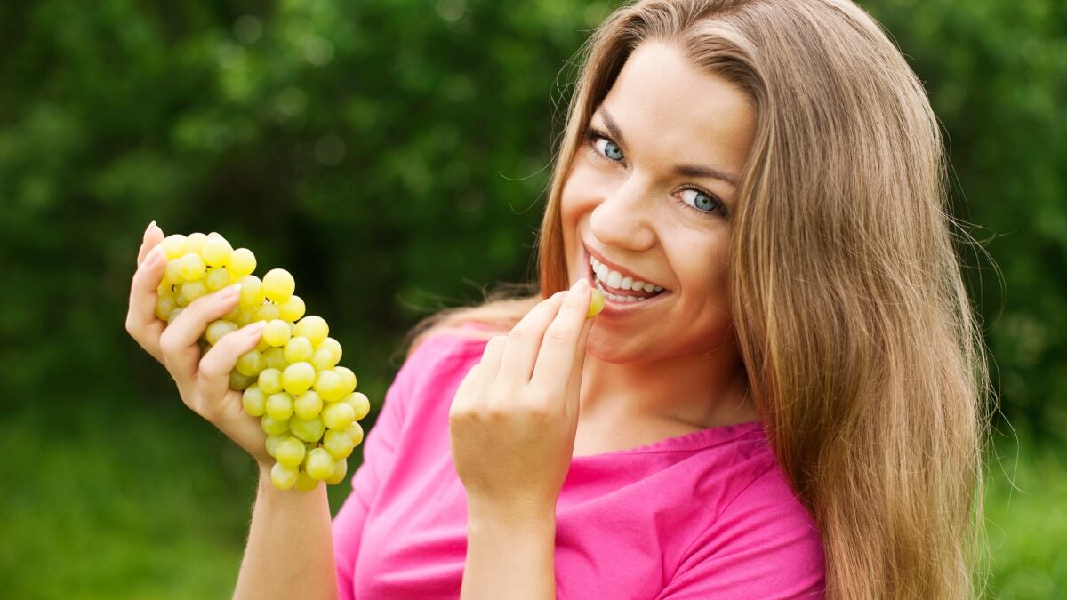 ¿De dónde viene la tradición de las doce uvas para recibir el Año Nuevo? 26 Merca2.es Los orígenes de la tradición de las doce uvas