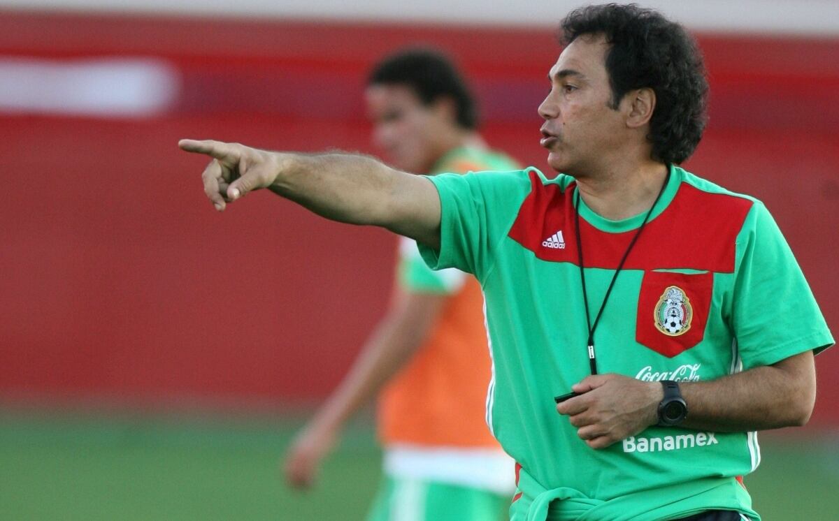 Hugo Sánchez como entrenador de México. (Foto: AFP)