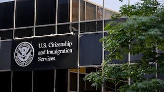 Check the status of your case with USCIS: how to track your application?