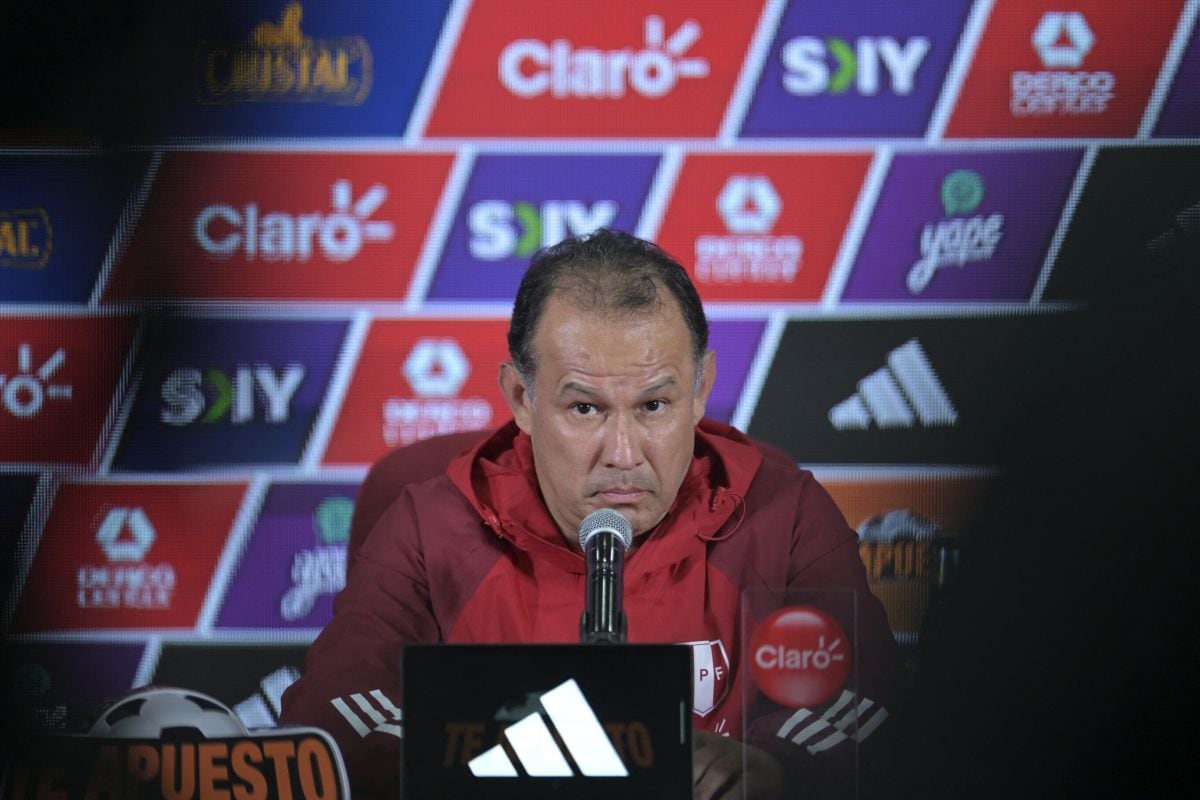 Juan Reynoso durante una de sus conferencias de prensa. (AFP)