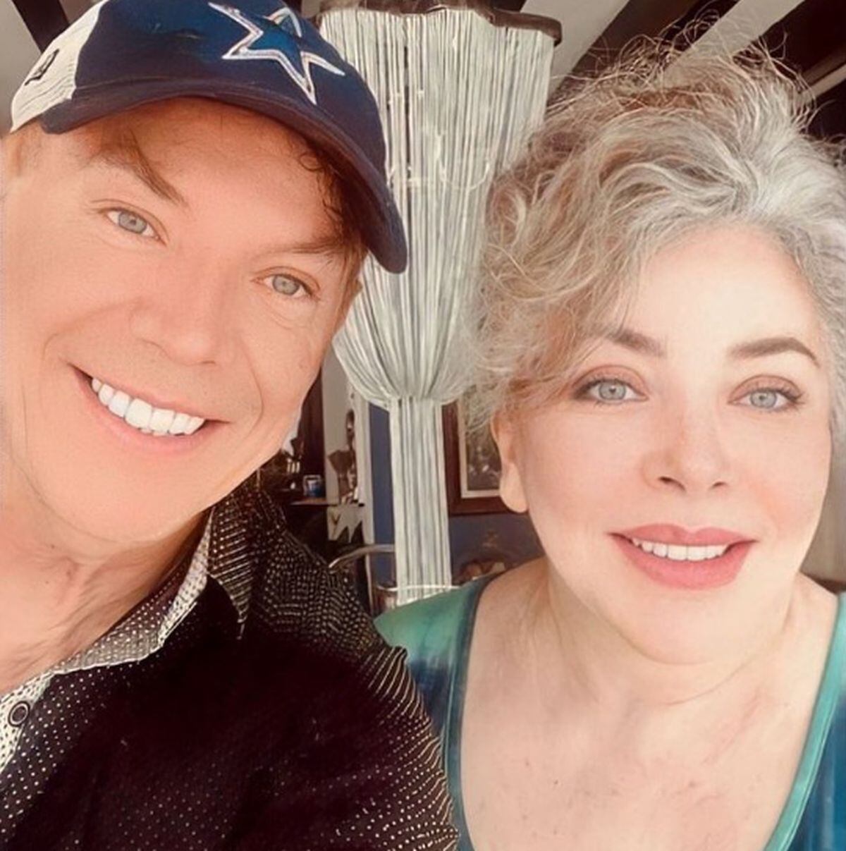 El hermano de Cristian junto a Verónica Castro posando muy sonrientes (Foto: Cristian Castro / Instagram)