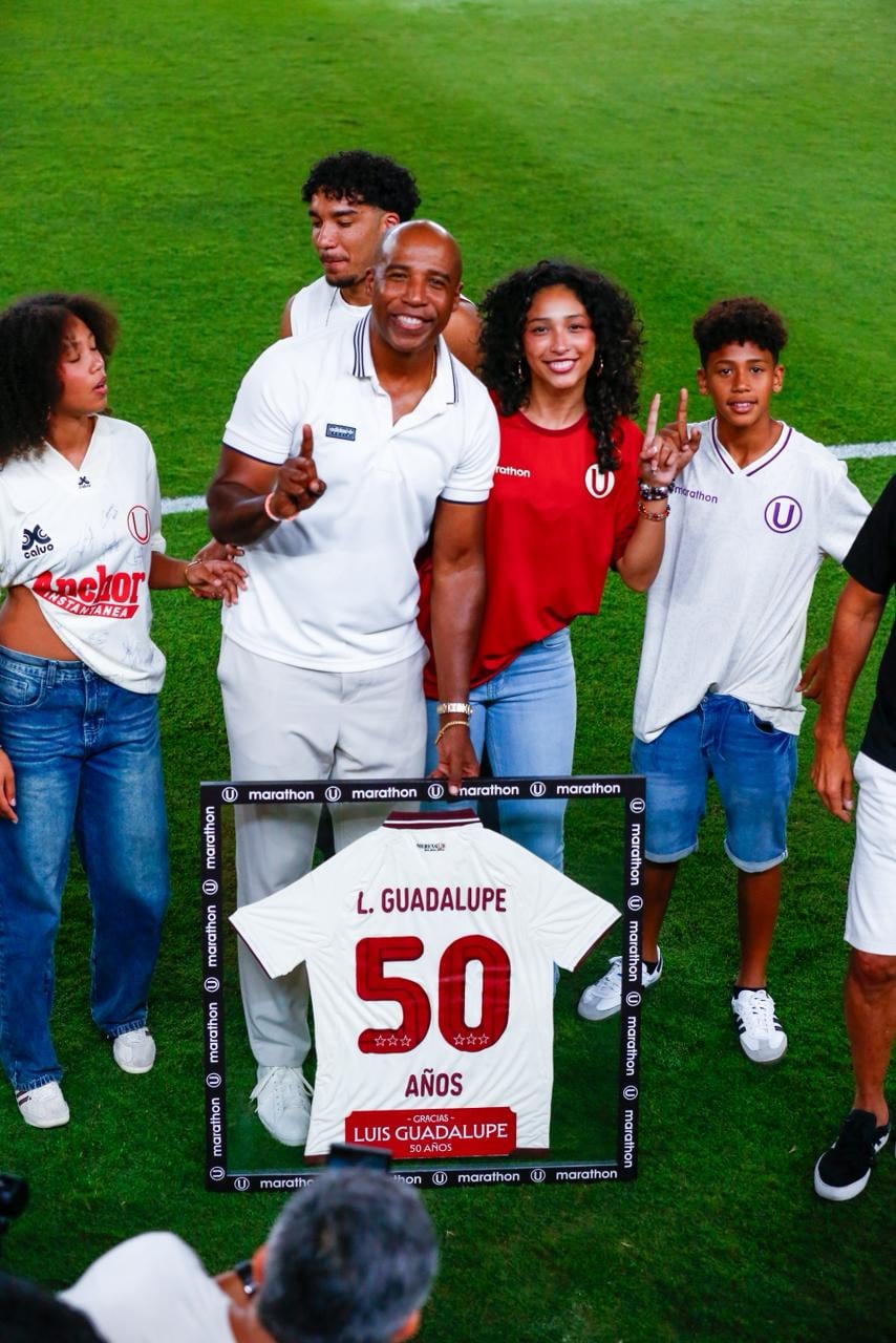 Luis Guadalupe junto a sus hijos en un reconocido homenaje por parte de la U | Foto: Fernando Sangama - GEC