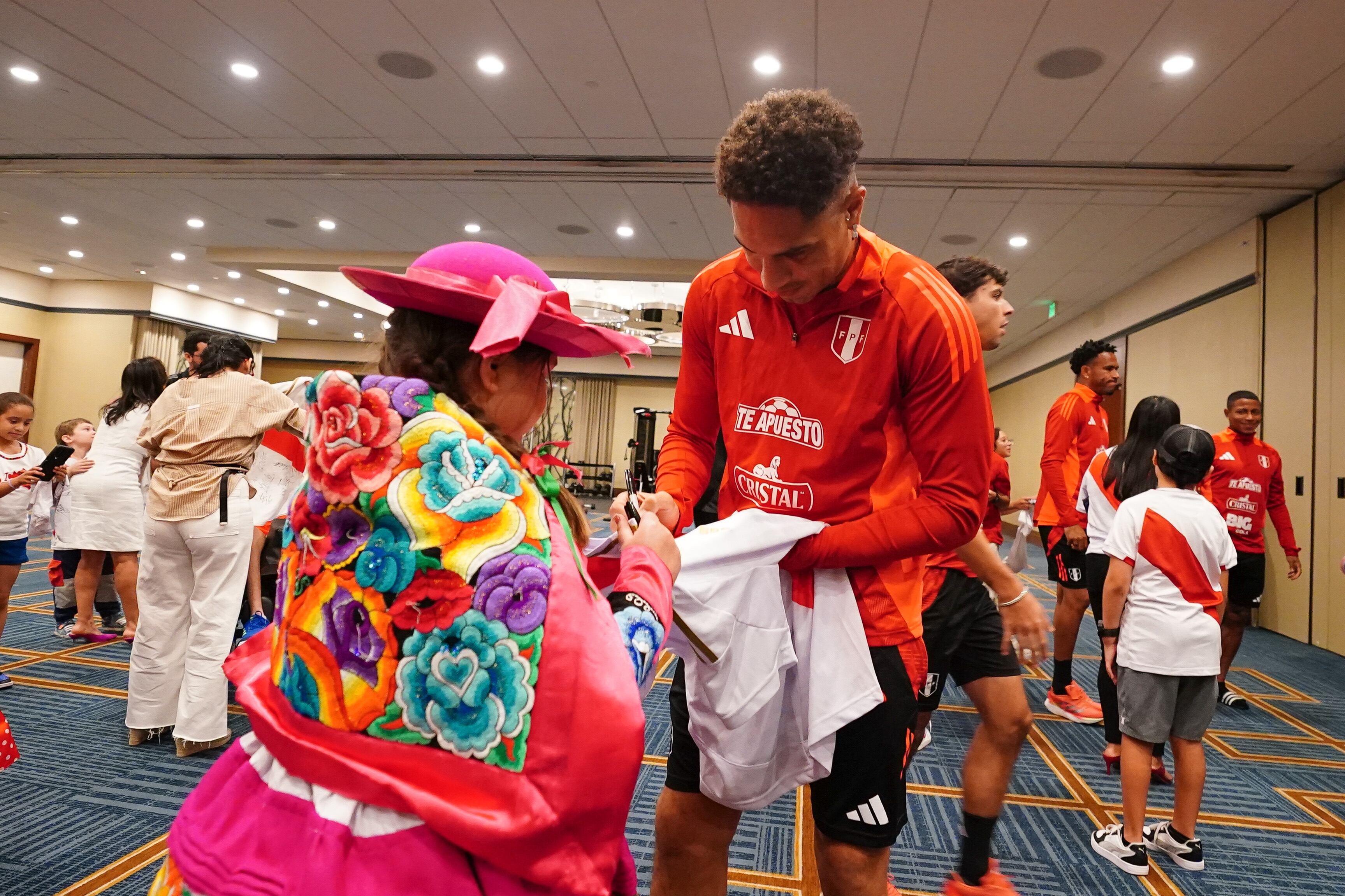 La Bicolor compartió un emotivo momento junto a niños hijos de ciudadanos peruanos nacidos en EE.UU. (Foto: Selección Peruana).