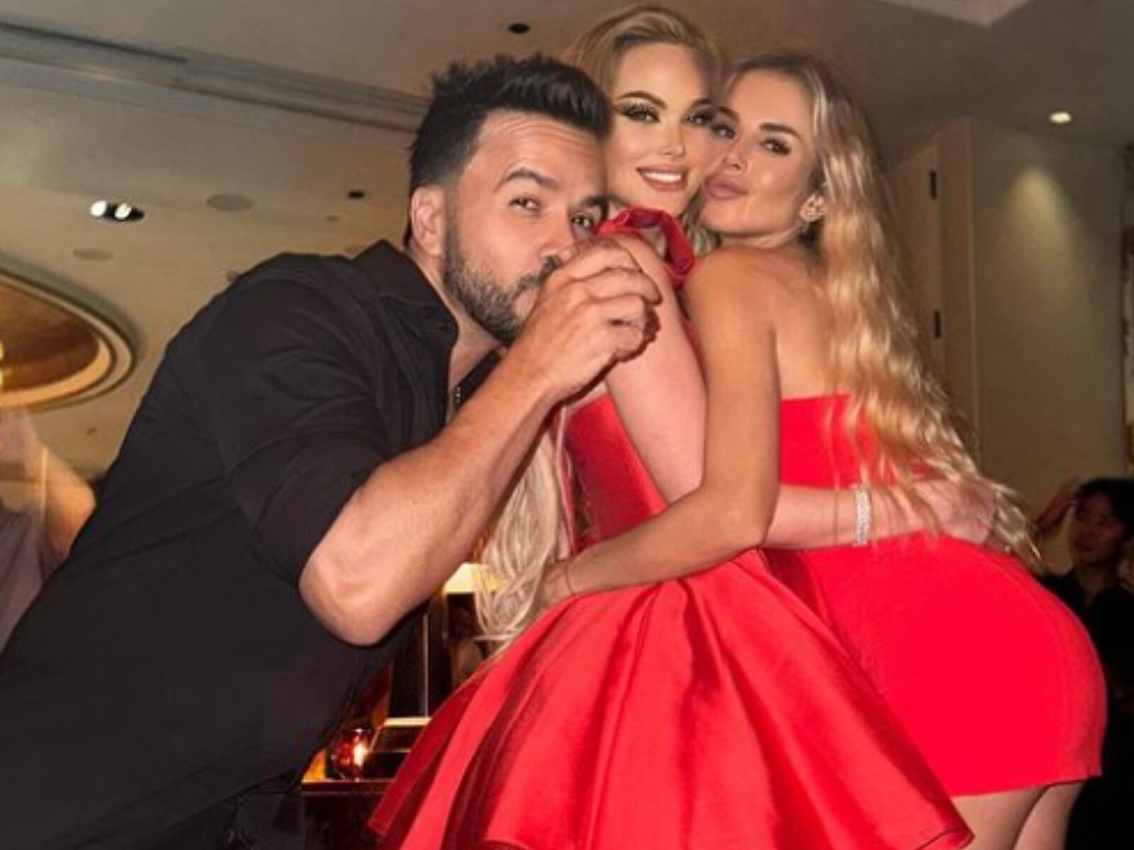 Luis Fonsi junto a su esposa Águeda López y Gabriela González (Foto: Águeda López / Instagram)