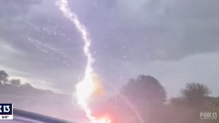 ¡Impresionante momento! 4 rayos impactan auto durante tormenta conmocionando todo Internet