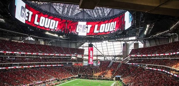 El estadio cuenta con una impresionante pantalla LED de alta definición, conocida como Halo Board.