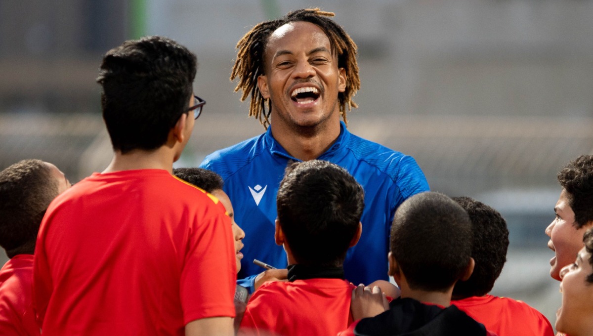 André Carrillo compartió emotivo momento con hinchas del Al Qadisiyah. (Foto: Al Qadisiyah)
