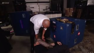 Triple H atacó cobardemente a Roman Reigns en el backstage