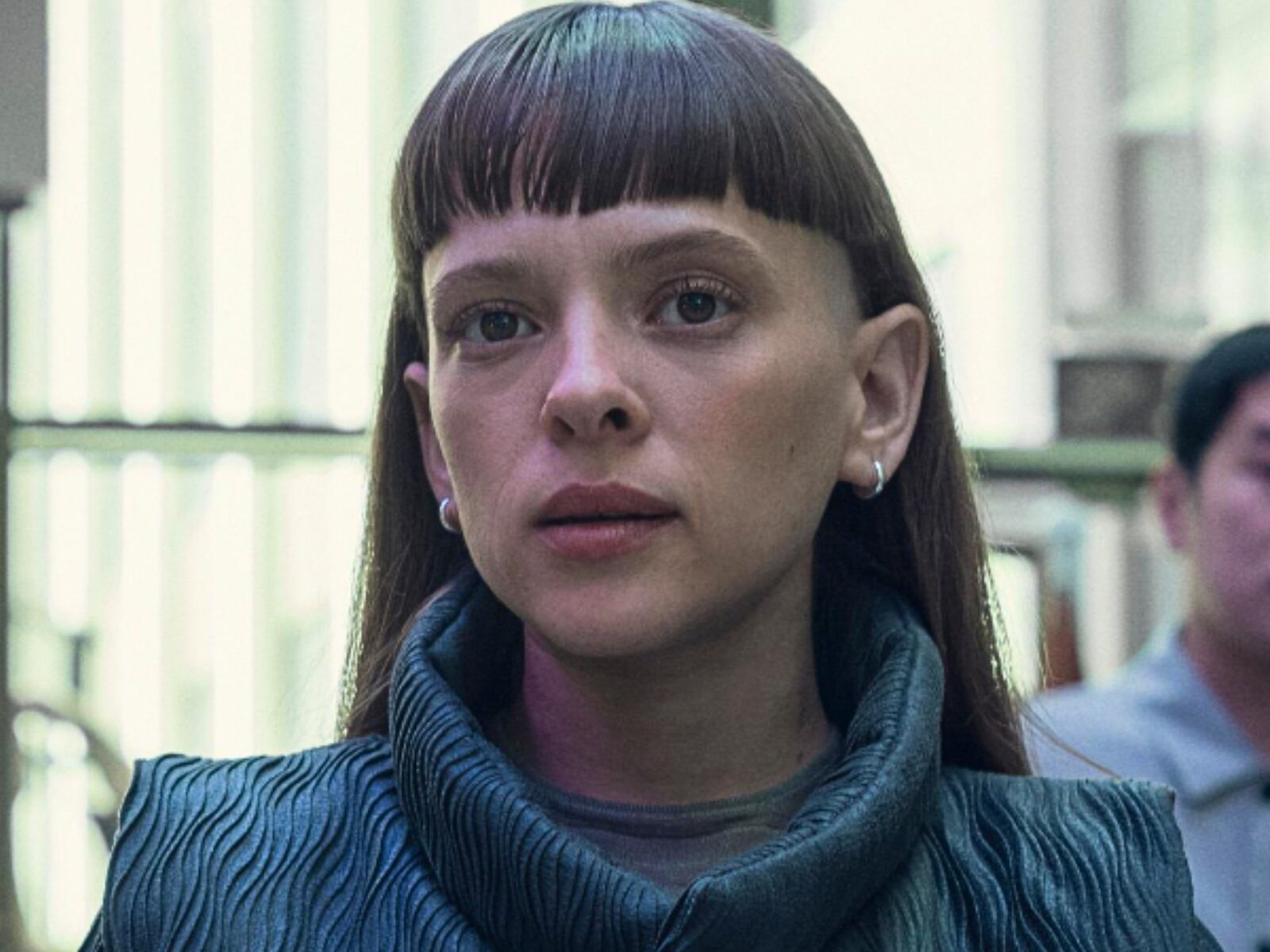 Shira Haas asume el rol de Iris Maplewood en "Bodies", basada en la novela de Si Spencer (Foto: Netflix)