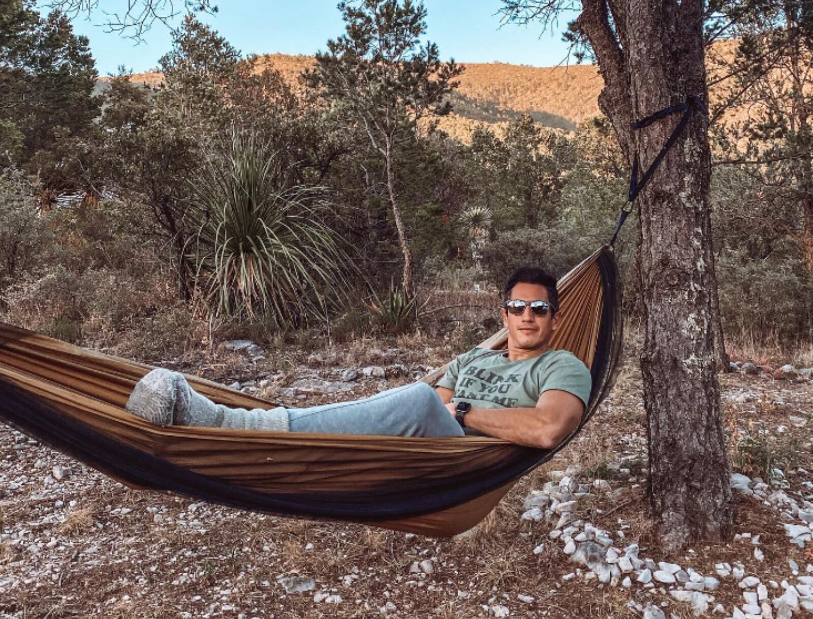 La celebridad descansando en una hamaca (Foto: José Carlos Herrera / Instagram)