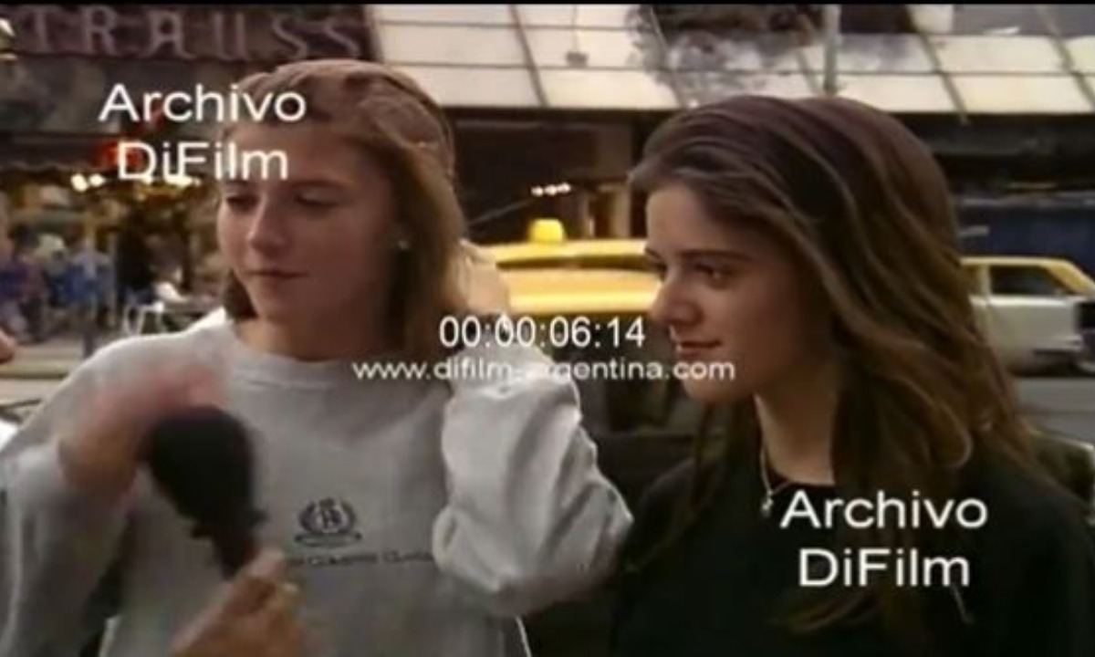 VIDEO VIRAL | Francisca y su amiga protestaron porque el gobernador de la provincia de Buenos Aires cambio los horarios del boliche de la capital argentina en 1996. (Foto: @CaudilloXIV/Twitter)