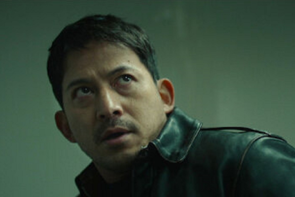 Okada Junichi interpreta a Kudo Yuji en la película japonesa "Días difíciles" (Foto: Netflix)