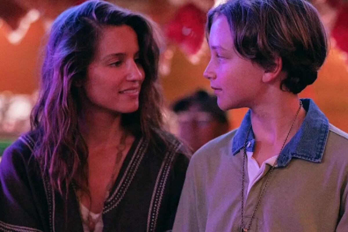 Sarah escapa con su hijo para protegerlo en la serie "El Elegido" (Foto: Netflix)