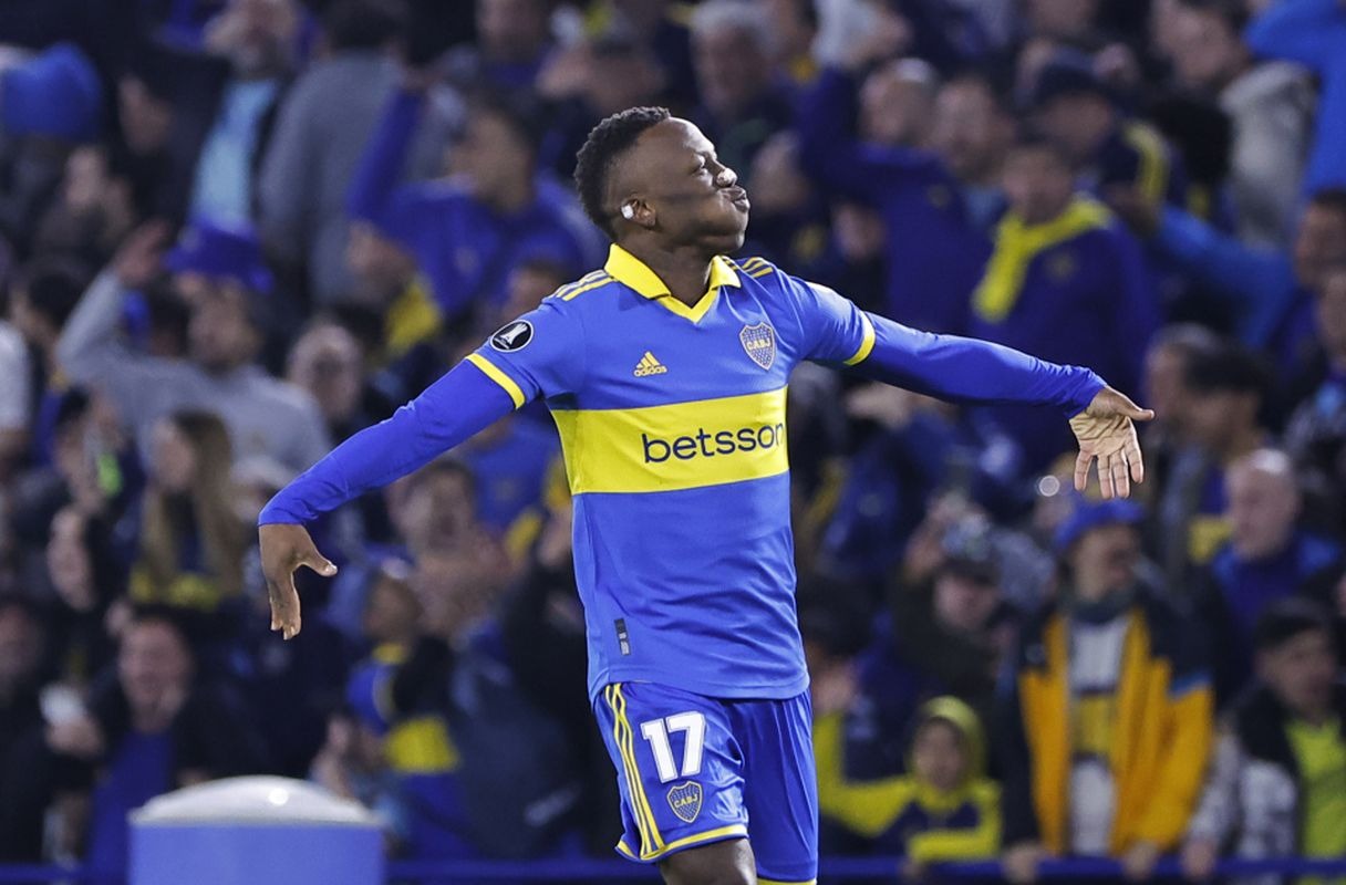 Luis Advíncula dio una asistencia y marcó un gol en la clasificación de Boca Juniors. (Foto: EFE)
