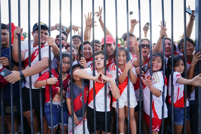 Los hinchas peruanos realizaron un banderolazo en apoyo a la Selección Peruana antes de su debut contra Chile en la Copa América 2024. (Foto: Bicolor).