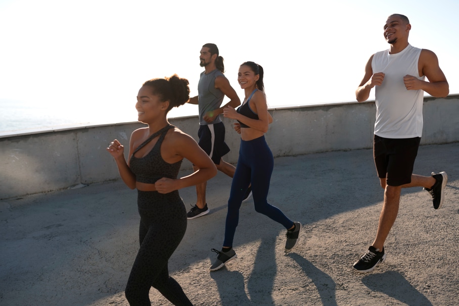 Alternar la práctica de distintos deportes y el fortalecimiento permite trabajar la resistencia y reducir la sobrecarga muscular. (Foto: Magnific)