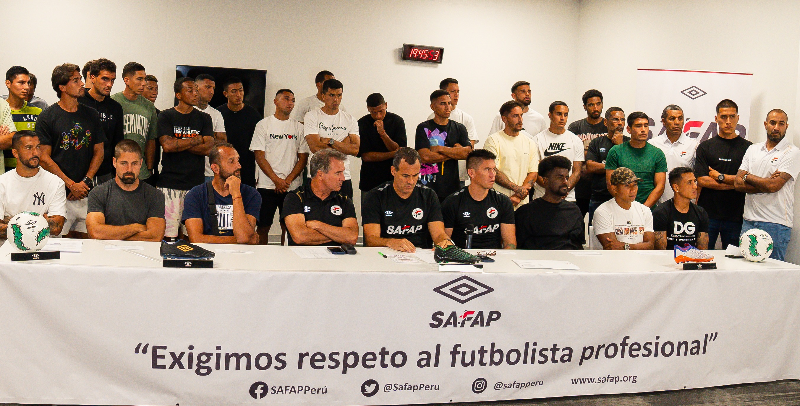 Hernán Barcos, Christian Ramos y Edison Flores fueron las voces del reclamo (Foto: Safap).