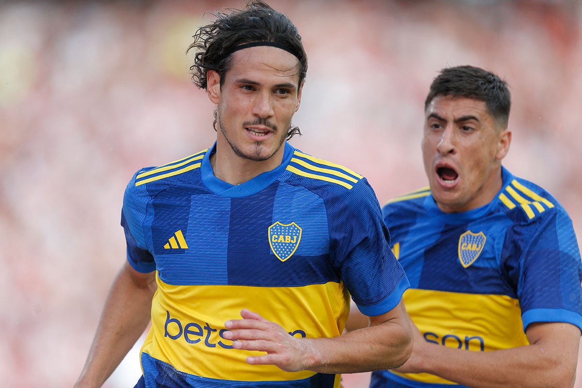 Edison Cavani anotó el segundo gol para Boca Juniors, en el triunfo sobre River Plate en el Mario Alberto Kempes, por cuartos de final de la Copa de la Liga. (Foto: AFP)