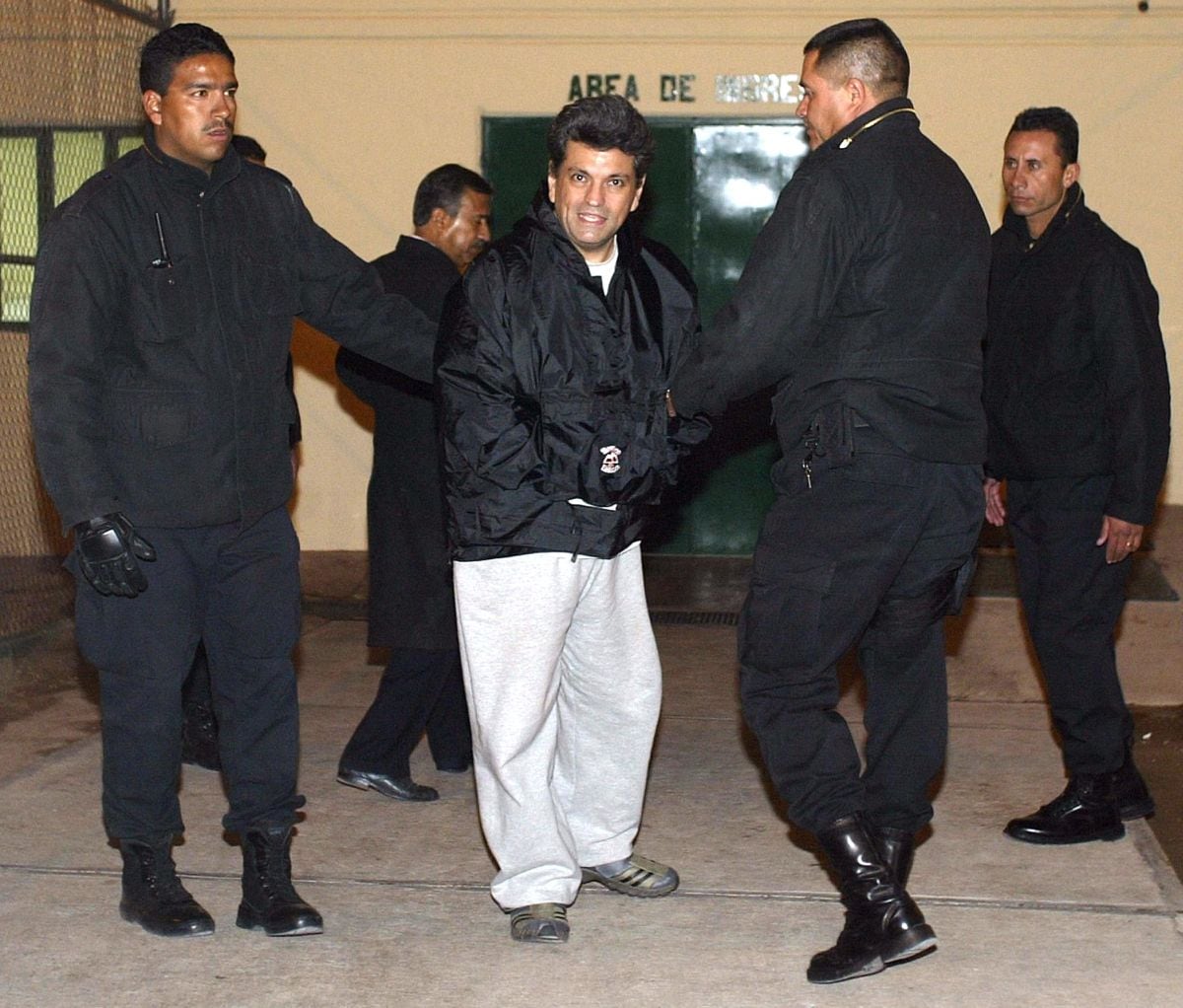 Sergio Andrade habla con la prensa al ingresar al Centro de Readaptación Social Aquiles Cerdán en Chihuahua, en el estado de Chihuahua, México, a finales del 28 de noviembre de 2003, luego de ser extraditado de Brasil (Foto: Jorge Uzon / AFP)