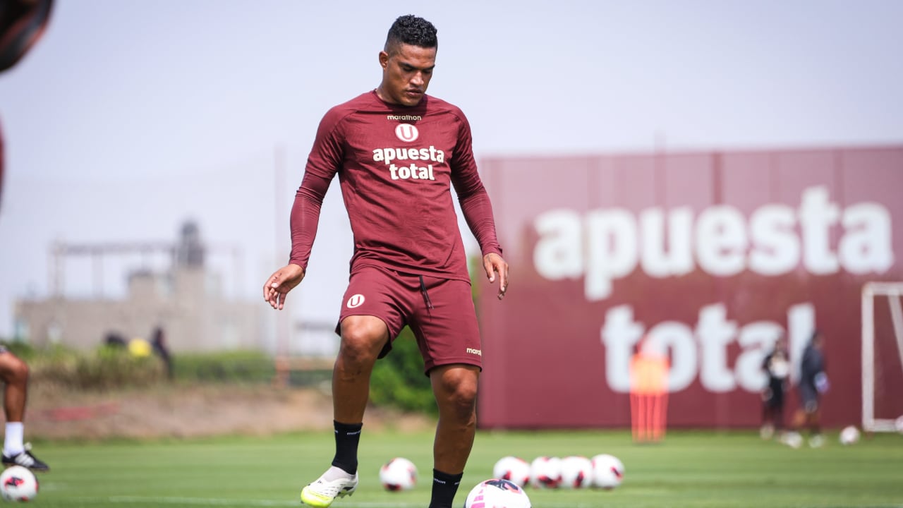 Anderson Santamaría volvió a entrenar con normalidad con los 'cremas'. (Foto: @Universitario)