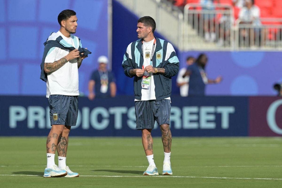 Leandro Paredes no arrancó el Mundial 2026 como titular por molestias físicas. (Foto: Juan Mabromata / AFP)