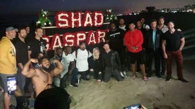¡Todos unidos! Luchadores de WWE y otras empresas le rindieron tributo a Shad Gaspard en la playa donde murió