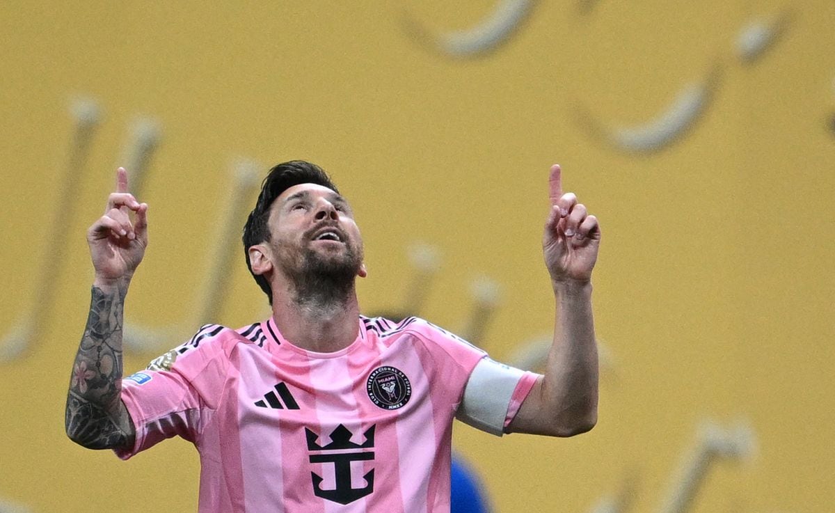 Lionel Messi celebra su gol de tiro libre que significó el 2-1 de Inter Miami ante Porto en el Mundial de Clubes | Foto: Federico PARRA / AFP
