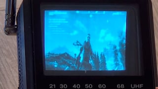 Usuario logró conectar su PS4 con una TV portátil de 1986 [VIDEO]