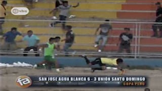 Copa Perú: dos futbolistas detenidos tras agredir a juez de línea (VIDEO)