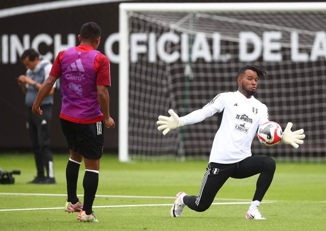 Carlos Cáceda estuvo atento a cada disparo. (Foto: @SeleccionPeru)