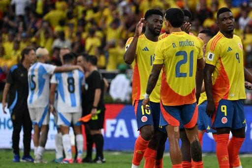 Los jugadores de Colombia celebran su victoria mientras los jugadores de Argentina discuten con el árbitro chileno Piero Maza al final del partido de fútbol de las eliminatorias sudamericanas de la Copa Mundial de la FIFA 2026 entre Colombia y Argentina, en el estadio Metropolitano Roberto Meléndez de Barranquilla, Colombia, el 10 de septiembre de 2024. (Foto de JOAQUIN SARMIENTO / AFP)