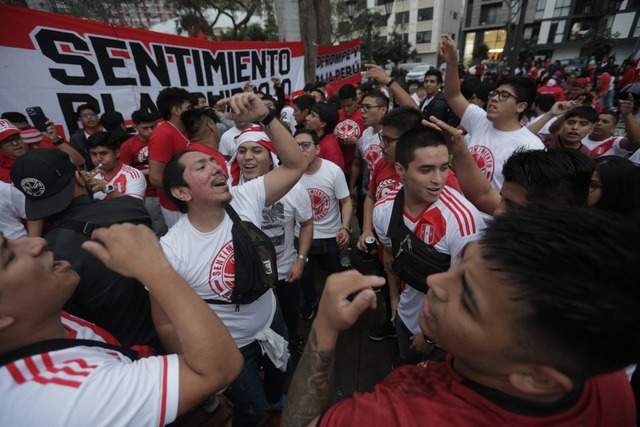 Hinchas alentaron previo a la llegada de Perú al Estadio Nacional. (Foto: Anthony Niño de Guzmán / GEC)
