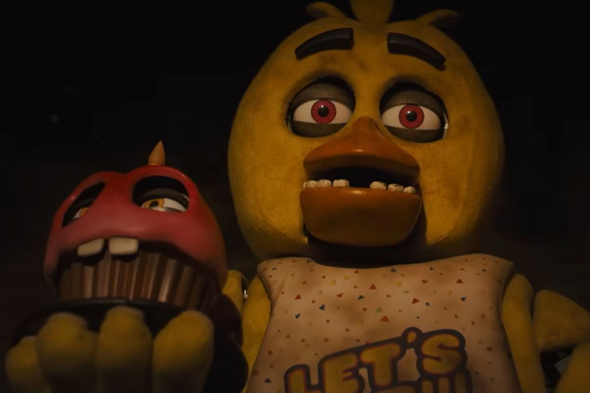 Chica and Her Cupcake en la película "Five Nights at Freddy's" (Foto: Blumhouse Productions)