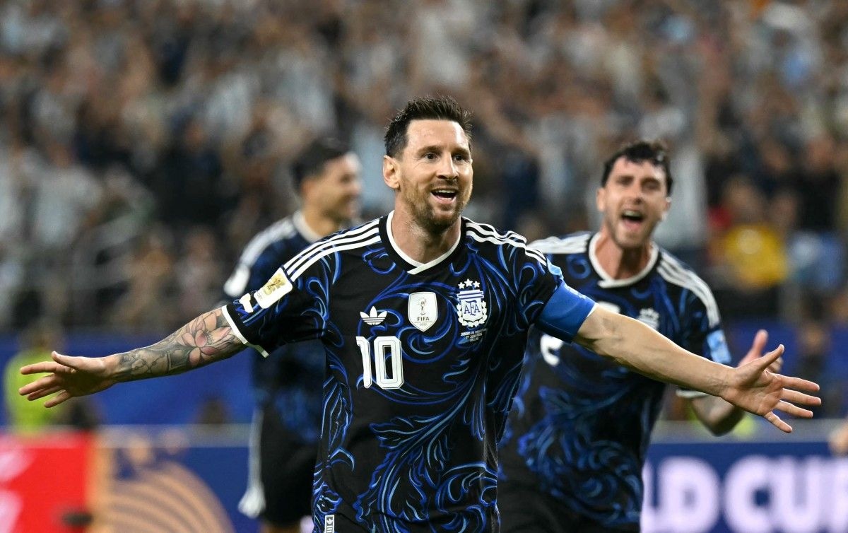 ¡Golazo de otro planeta! Messi la clavó de tiro libre y selló la goleada de Argentina ante Jordania | (Foto: AFP)