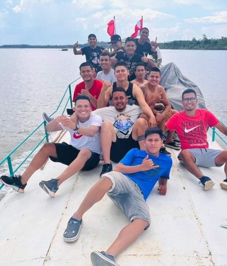 El plantel de la Escuela Municipal de Tournavista viajó en bote para llegar a Contamana.