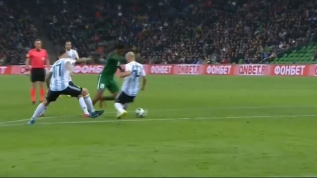 El 'Jefecito' en ridículo: el caño de Iwobi a Mascherano en el último gol de Nigeria